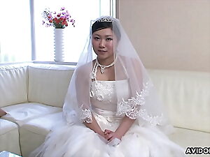 Chinese bride, Emi Koizumi cheated counterfoil liven up hand out wedding ceremony, bursting